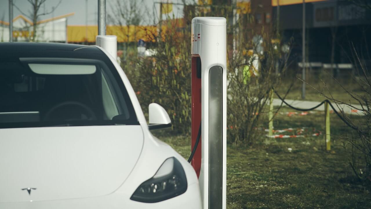 tesla-and-supercharger