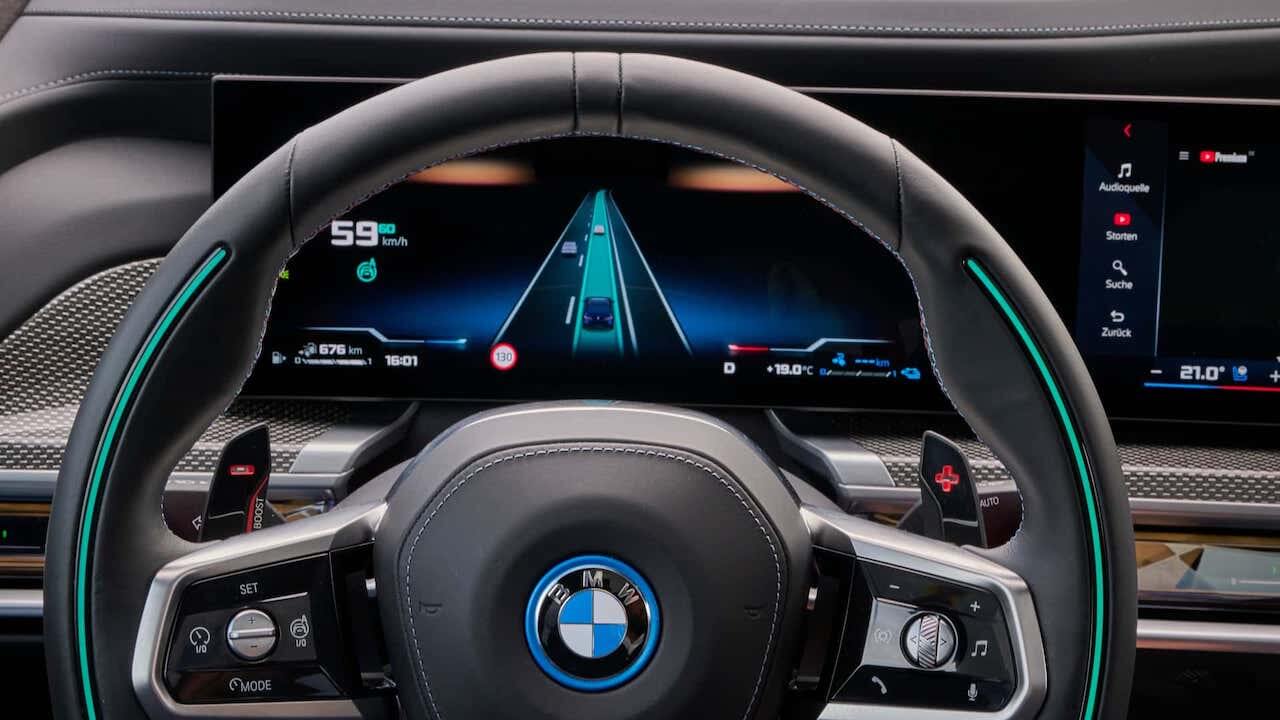 bmw-i7-with-personal-pilot-l3 (1)