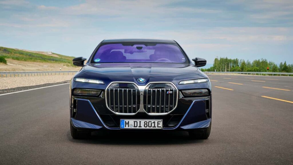 bmw-i7-with-personal-pilot-l3