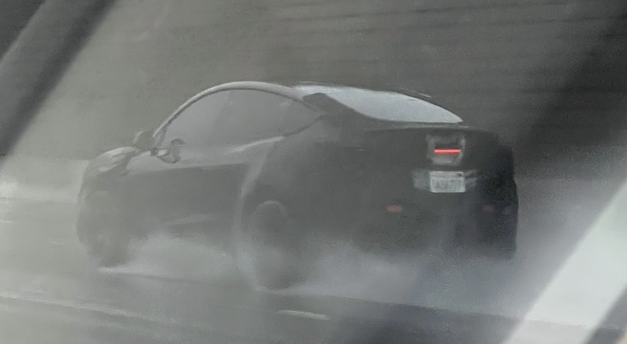 tesla-model-y-juniper-spotted-rear-light-bar-01