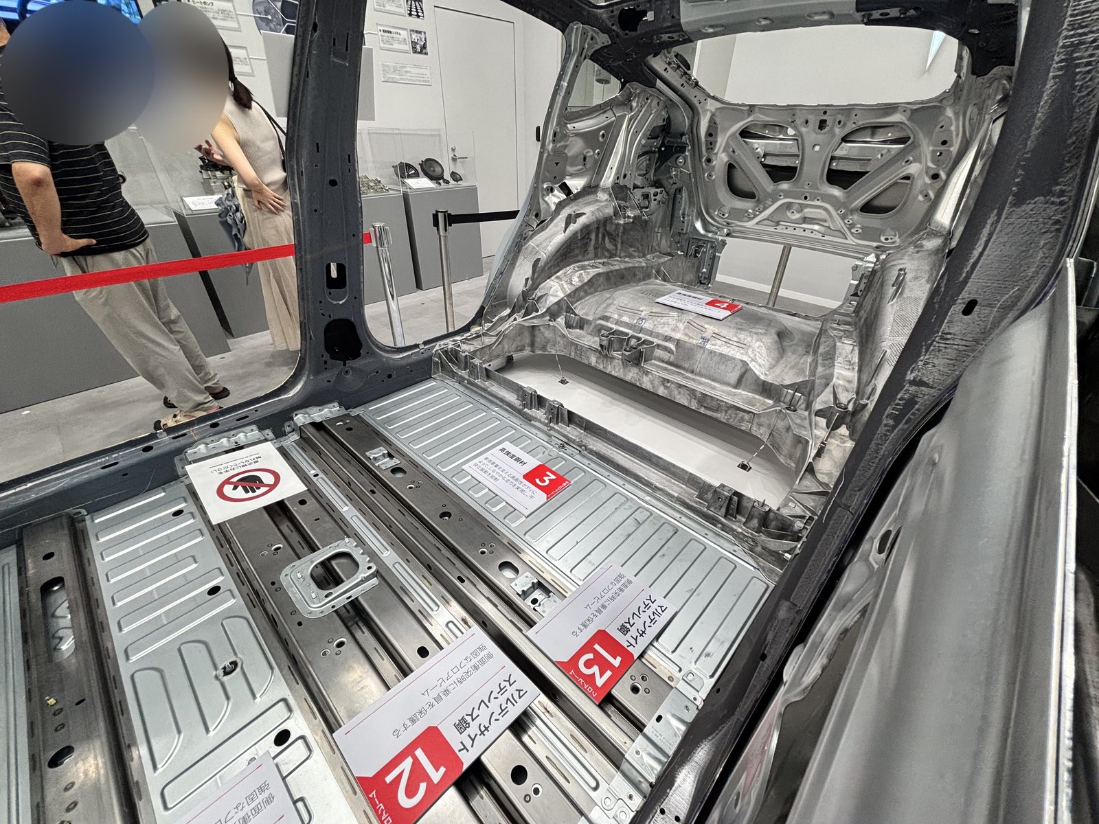 バッテリーを車体構造の一部とするModel Yのマルテンサイト鋼フロア構造（テスラ大阪）